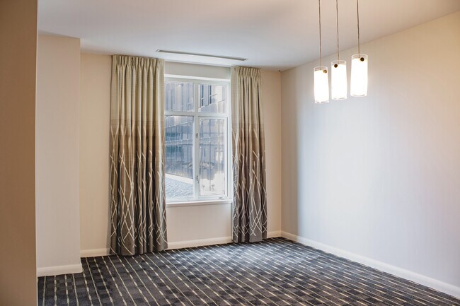 Comedor sin amueblar - Broadway Plaza - Mayo Clinic