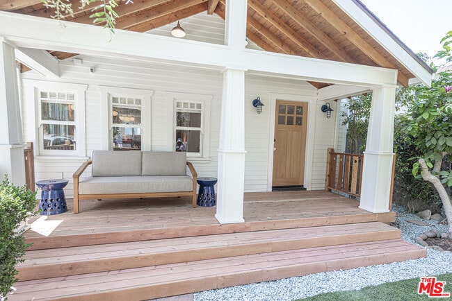 Building Photo - 825 Superba Ave