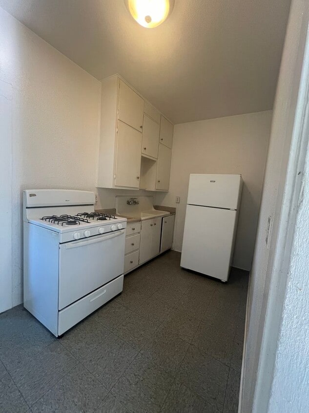 Building Photo - 1 bedroom 1 bathroom - 3-Plex
