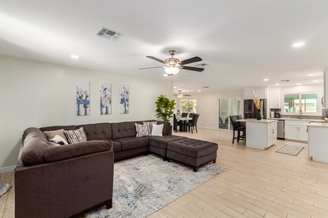 Foto del edificio - 1346 E 8th St