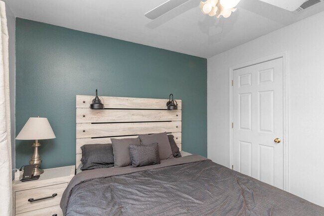Building Photo - AVAILABLE NOW!! 3/2 right beside Hurlburt ...