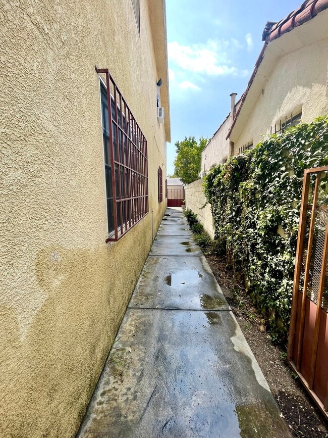 Photo - 3035 S Palm Grove Ave Apartment