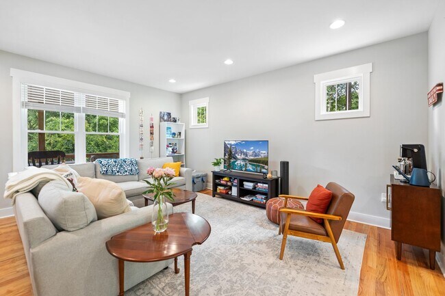 Building Photo - Beautiful, New 3 bed 2.5 bath with front p...