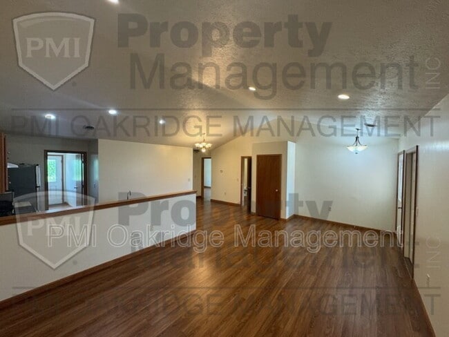 Building Photo - 107 Meadow Dr