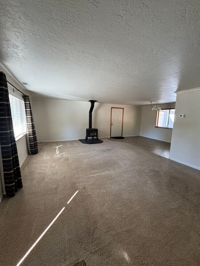 Foto del edificio - Canyonville 3 Bedroom 2 Bath with Garage a...