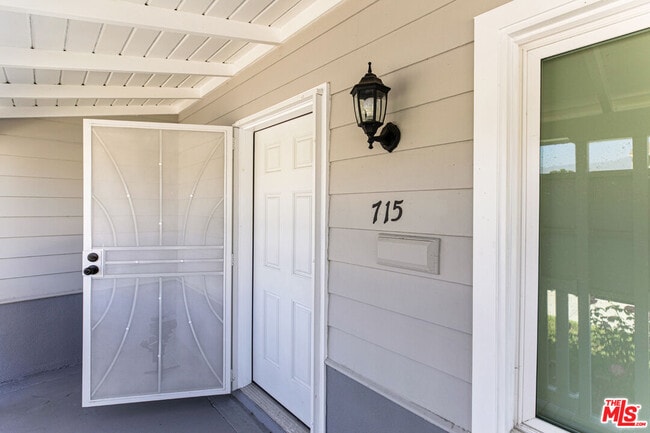 Building Photo - 715 S Lake St