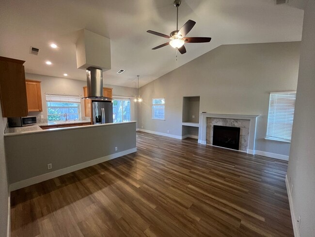 Building Photo - Great Three Bed House in Cul-De-Sac Neighb...