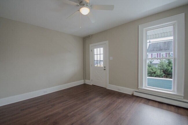 Building Photo - Newly Renovated 3 Bedroom 1.5 Bathroom Sla...