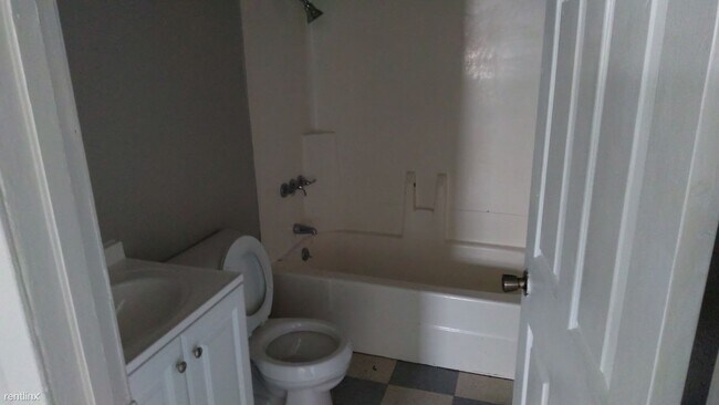 Building Photo - 3 br, 1 bath House - 602 East 2nd Street