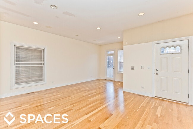 Building Photo - 2328 N Greenview Ave