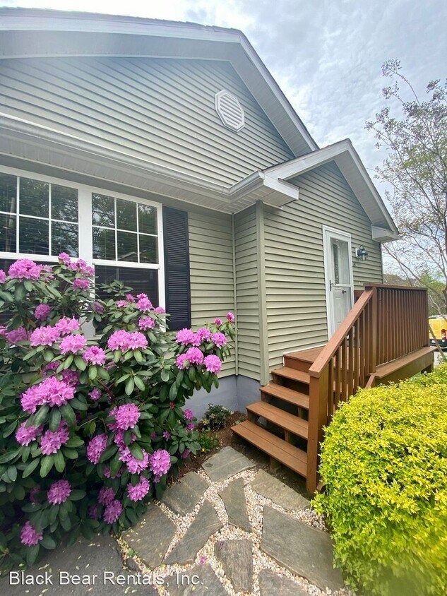 3 br, 2 bath House 74 Sand Hill Road House Rental in Asheville, NC