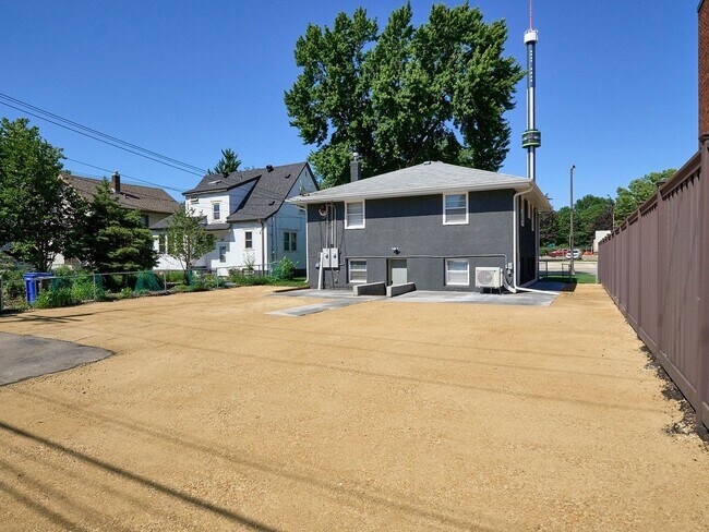 Building Photo - 2 Bedroom 1 bath Fully Furnished bottom un...
