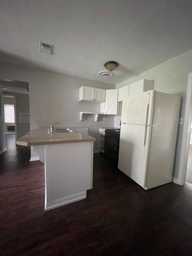 Foto del edificio - PRICE REDUCED Completely upgraded 3/1 1234...