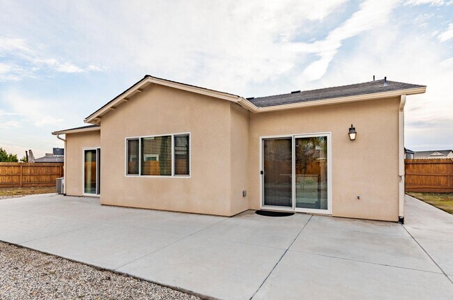 Foto del edificio - Loma Vista Home on 8800sf Lot for Lease