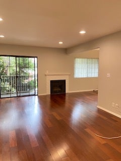 Living rm with balcony & gas fireplace - 10481 Riverside Dr