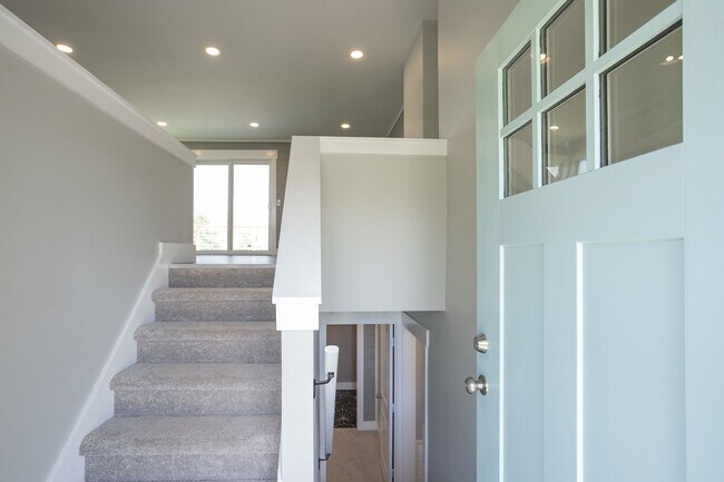 Building Photo - Available June. Large house, fenced back yard, renovated, fenced back, pets ok, great for house s...