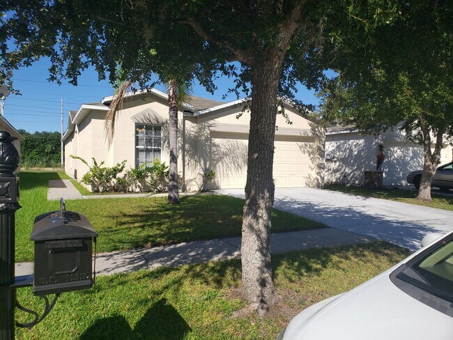 Foto del edificio - Beautifully laid out 3Beds/2Bath Home/ wit...
