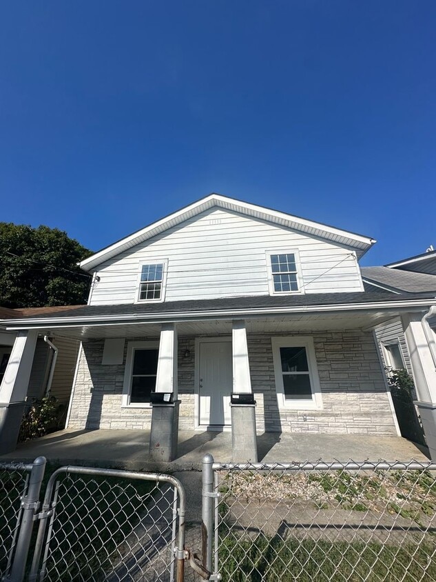 CHARMING, 1 BEDROOM LOWER LEVEL DUPLEX AVAILABLE NOW! - CHARMING, 1 BEDROOM LOWER LEVEL DUPLEX AVAILABLE NOW!