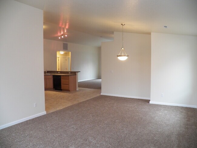 Building Photo - Newer build in Alberta Arts! rentalsc21.com