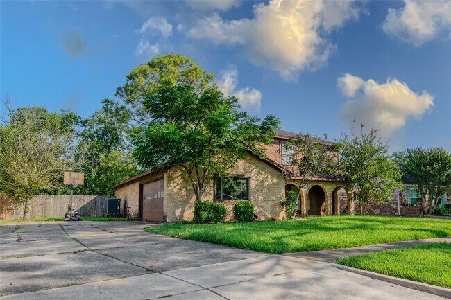 Building Photo - 1027 Montour Dr