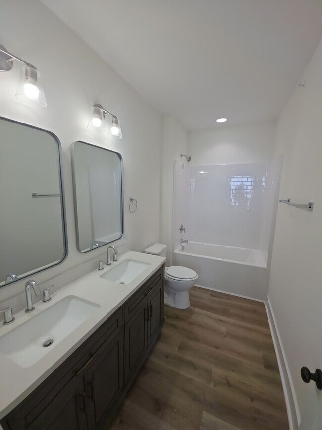 Foto del edificio - 3-Bedroom Highbury Townhome with Pool and Pickleball Court
