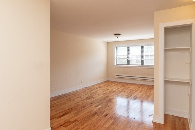 Building Photo - 557 W Arlington Pl