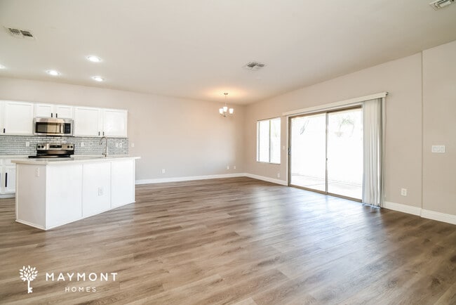 Building Photo - 926 E Madeline Dr