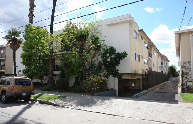 Building Photo - Royal Wyandotte Apartments