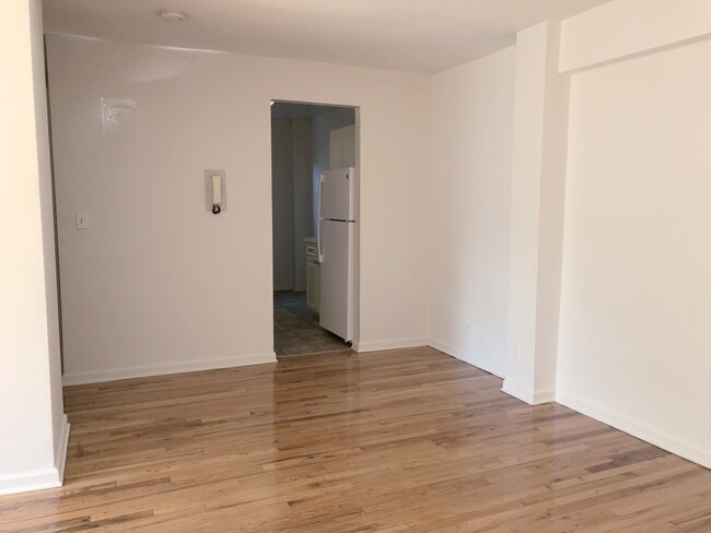 Building Photo - 3725 Blackstone Ave