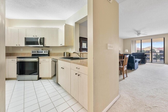 Building Photo - 100 Uno Lago Dr