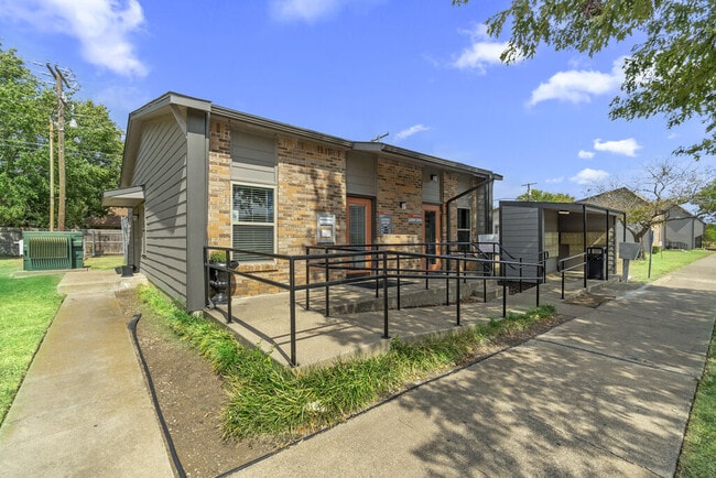 Building Photo - Cleburne Plaza