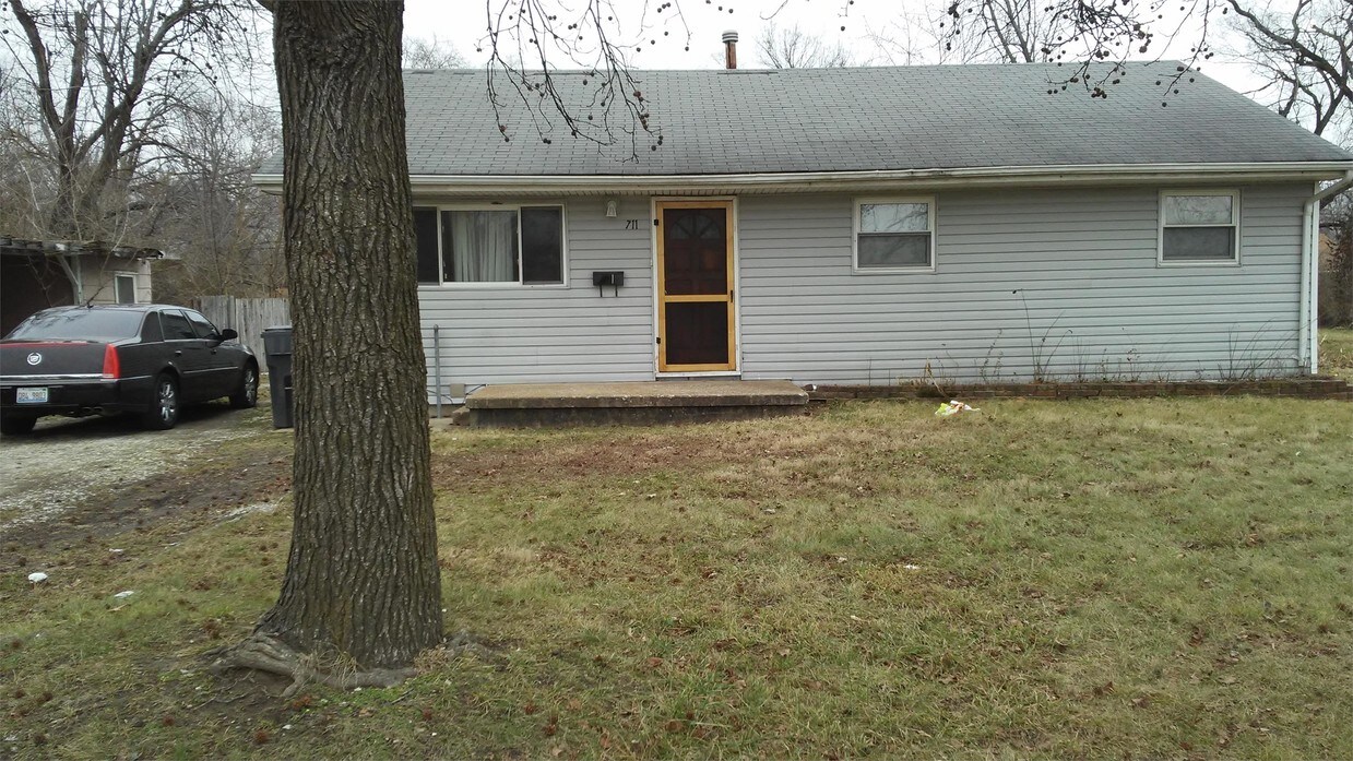 Primary Photo - 711 Sparks Ave