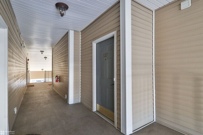 Building Photo - Bright, spacious 2-bedroom / 2-bath condo available now!