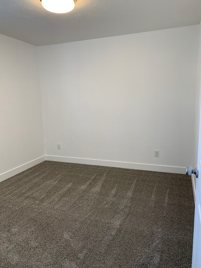 Building Photo - 1150 W 360 N