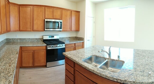 Foto del edificio - 3 bed 2 1/2 bath townhome in gated communi...