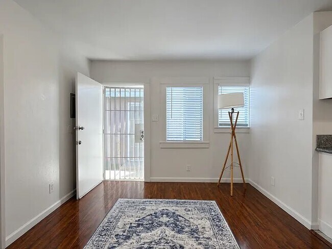 Foto del edificio - 746 Daisy Ave