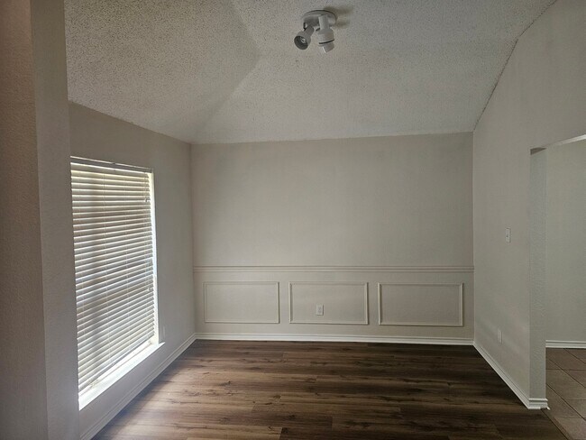 Foto del edificio - 3703 Blossom Dr