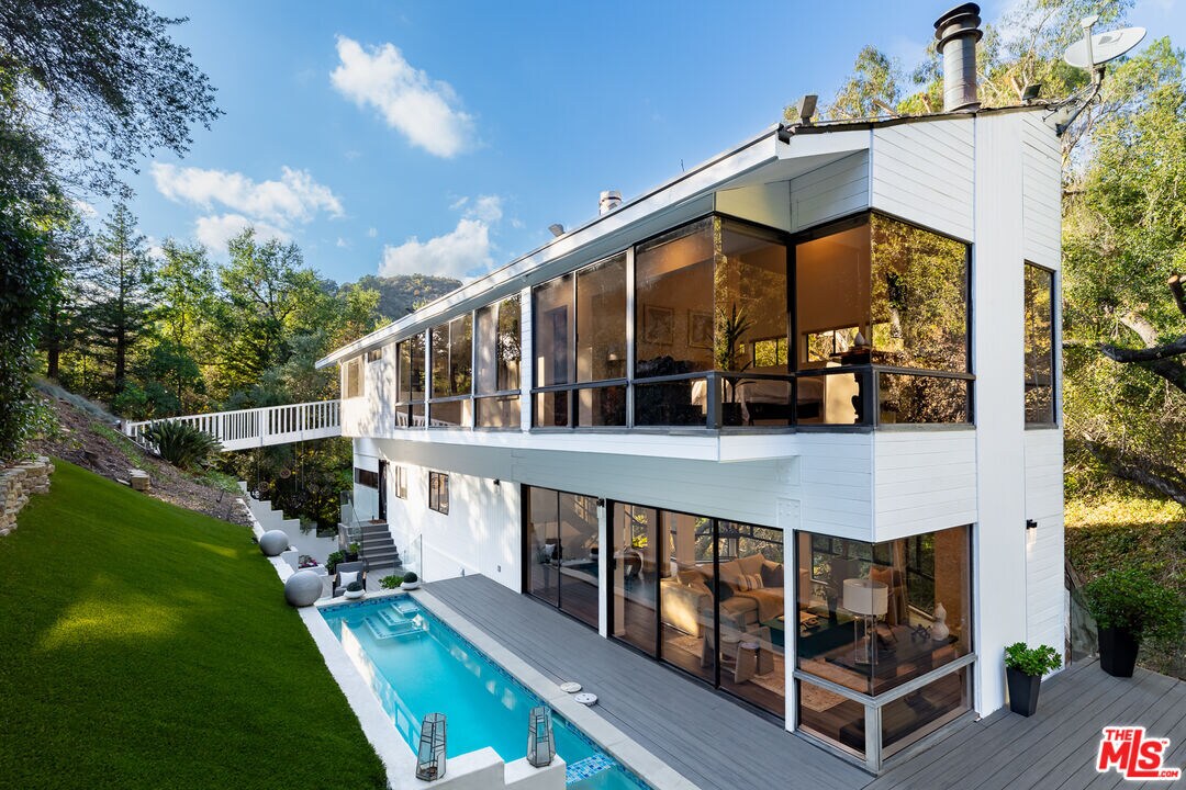 Foto principal - 2350 Benedict Canyon Drive