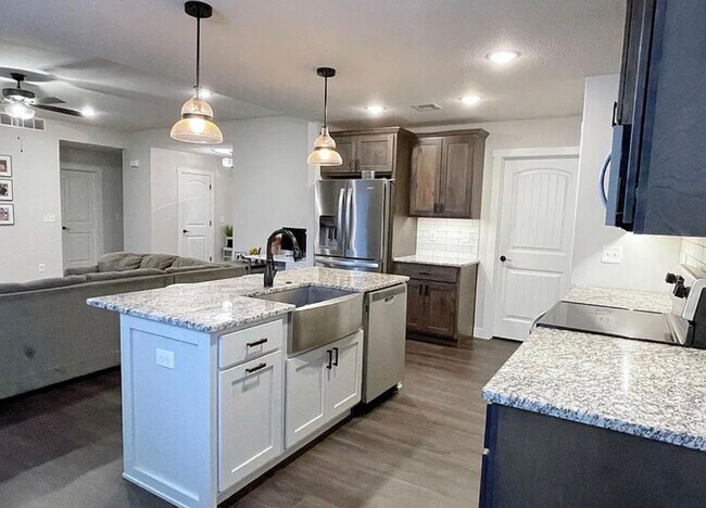 Foto del edificio - 3-Car Garage + Spacious Yard + Stainless Appliances + Fireplace + Near NEW Oliver Brown Elementary