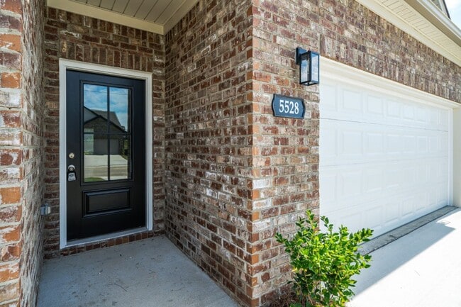 Building Photo - New Construction Elegance on a Peaceful Cu...