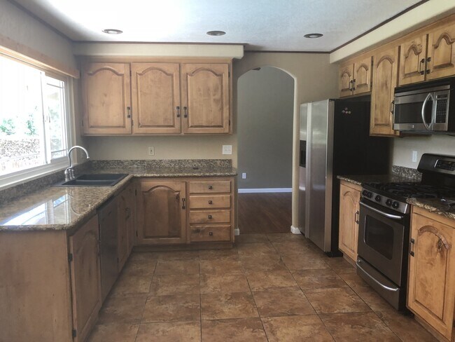 Building Photo - Large Home ~ Golf Course ~ Swimming Pool ~...