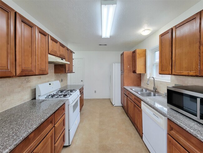 Foto del edificio - 16807 Sussex Dr