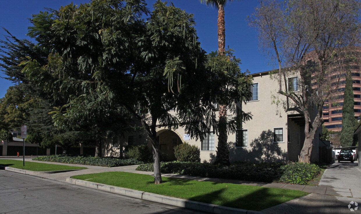 Foto del edificio - 3517 Warner Blvd