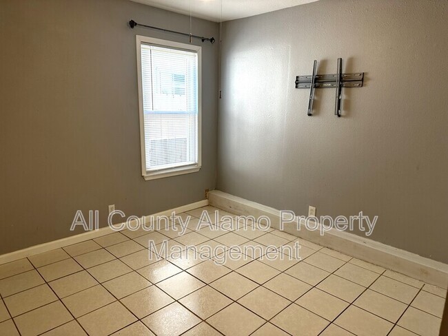 Building Photo - 3214 Fairmeadows St