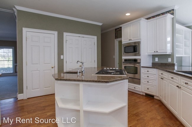 Building Photo - 166 Interlochen Dr