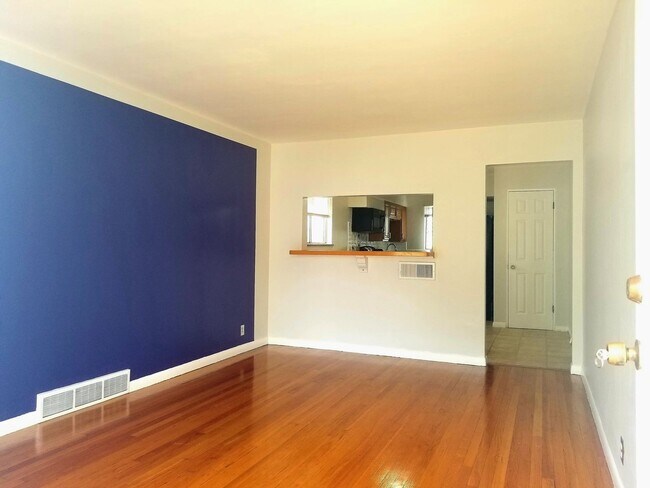 Foto del edificio - 7050 Mitchell Ave