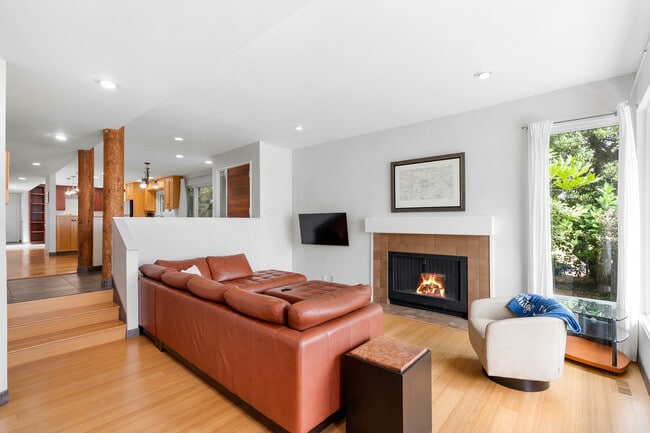 Building Photo - 549 N Tomahawk Island Dr