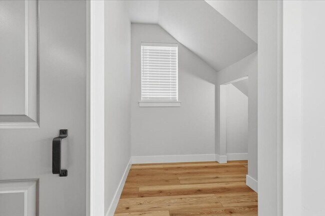 Building Photo - 6252 N Holly Spgs Ln