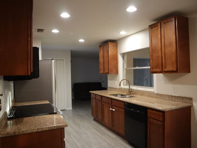 Foto del edificio - Great Location 3 bedroom 2 Bath 2 Car Garage Call/Text Carole Arcaro 386-216-4900 Deltona Lakes R...