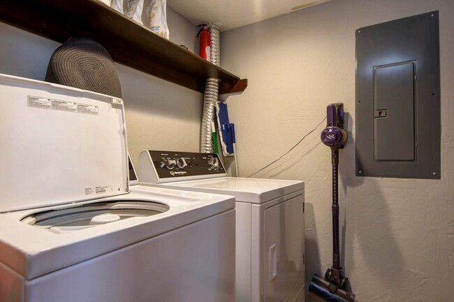 Building Photo - Luxury fully furnished downtown loft 2 bed...